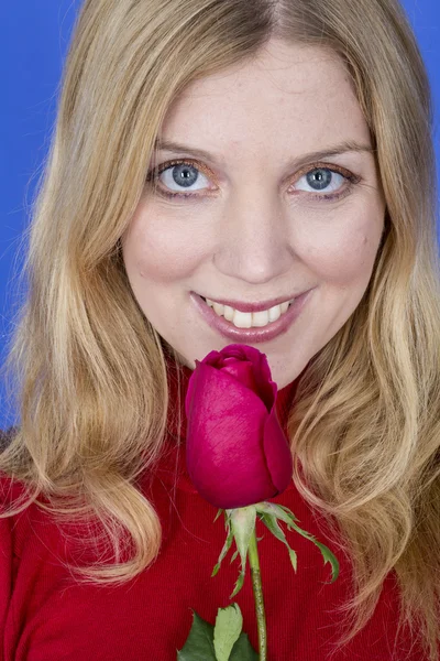Attraente giovane donna in possesso di un singolo rosso rosa — Foto Stock