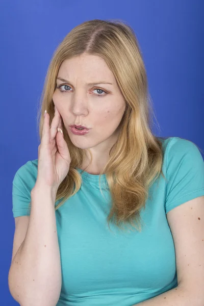 Attraktive junge Frau mit Zahnschmerzen — Stockfoto