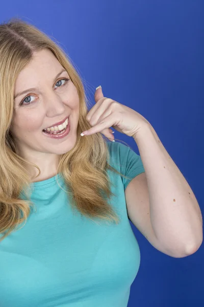 Atractiva joven mujer imitando llamada telefónica — Foto de Stock