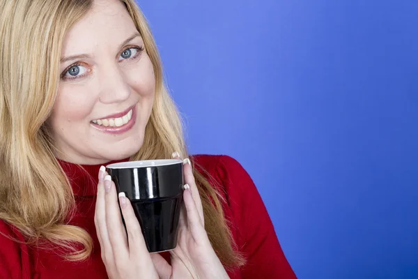 Atraktivní mladá žena držící šálek kávy — Stock fotografie