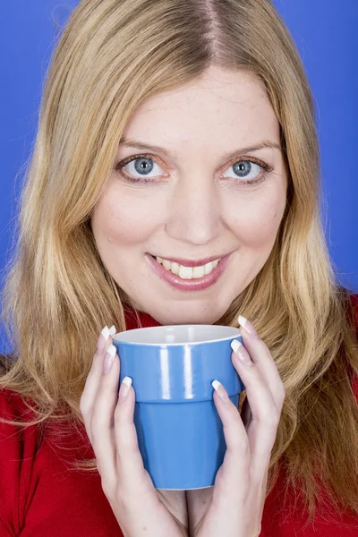 Atractiva mujer joven sosteniendo la taza de café — Foto de Stock