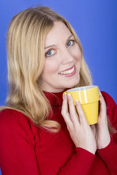 Attraente giovane donna che tiene tazza di caffè — Foto Stock