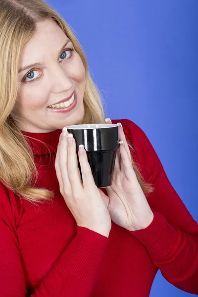 Atractiva mujer joven sosteniendo la taza de café — Foto de Stock