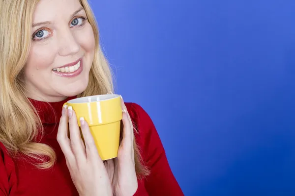 Atraente jovem mulher segurando xícara de café — Fotografia de Stock