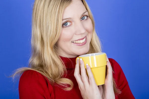 Attraente giovane donna che tiene tazza di caffè — Foto Stock