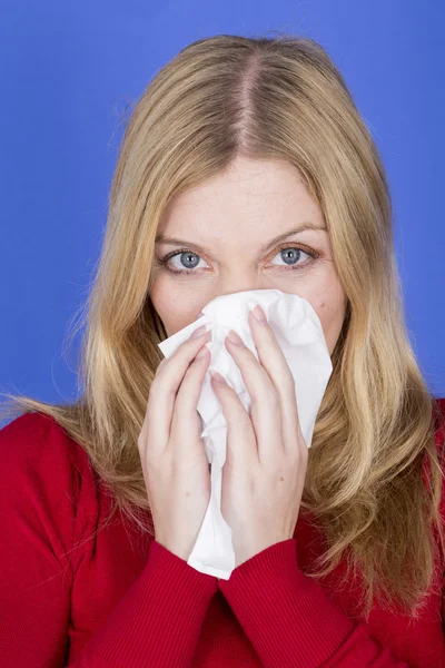 Aantrekkelijke jonge vrouw niezen — Stockfoto