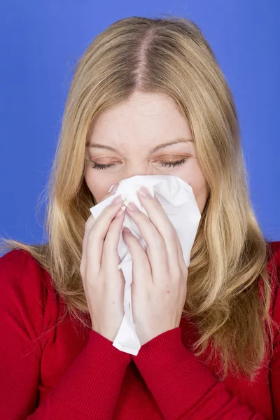 Aantrekkelijke jonge vrouw niezen — Stockfoto