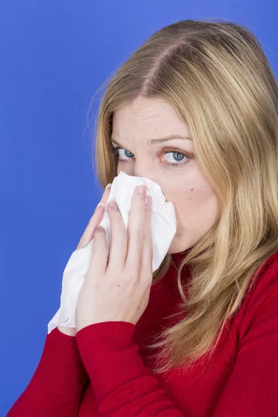 Aantrekkelijke jonge vrouw niezen — Stockfoto