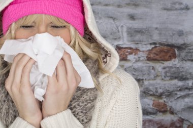 çekici bir genç kadın hapşırma