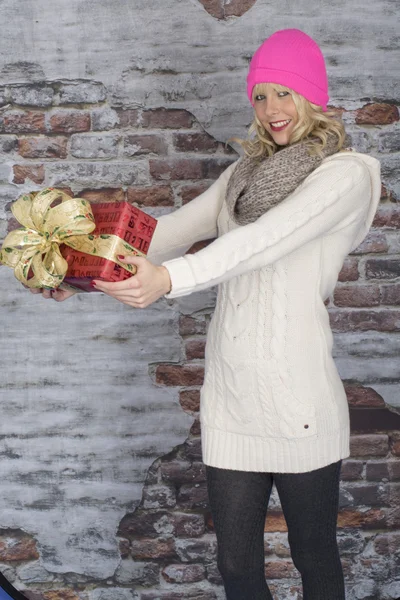 Aantrekkelijke jonge vrouw met Kerst presenteert — Stockfoto