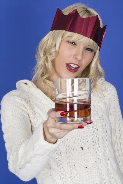 Junge Frau hält ein Glas Whiskey in der Hand — Stockfoto