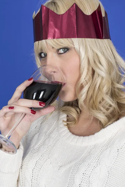 Junge Frau mit Partyhut trinkt Rotwein — Stockfoto