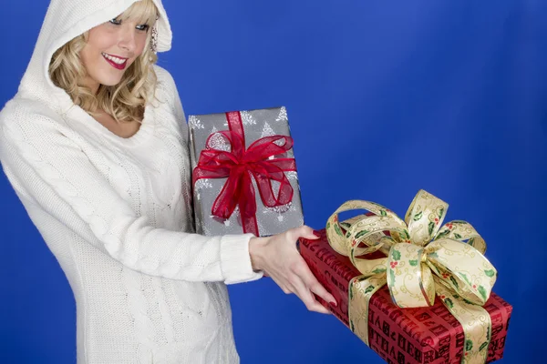 クリスマス プレゼントを運ぶ魅力的な若い女性 — ストック写真