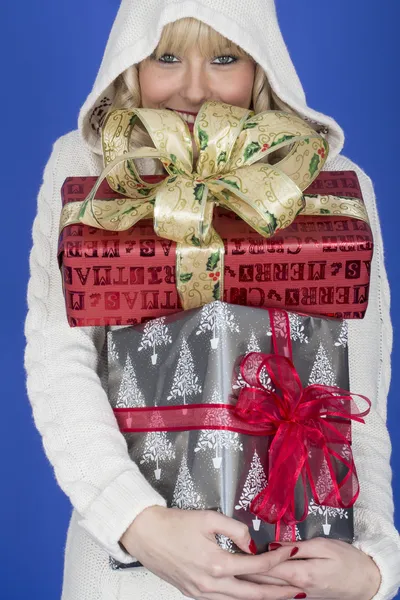 クリスマス プレゼントを運ぶ魅力的な若い女性 — ストック写真