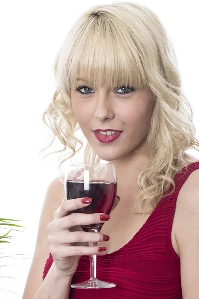 Attraktive junge Frau trinkt Rotwein — Stockfoto