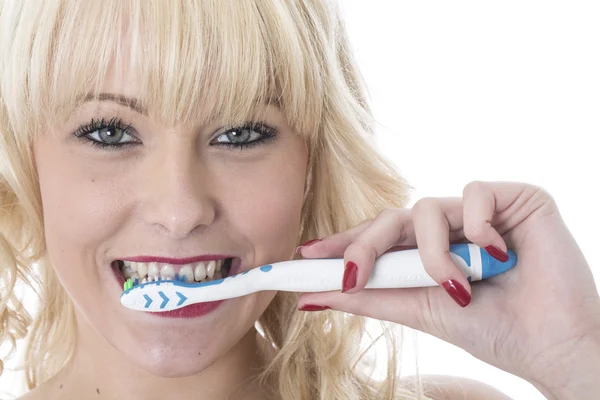 Jovem mulher atraente escovando dentes — Fotografia de Stock