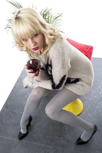 Mujer joven bebiendo vino tinto — Foto de Stock