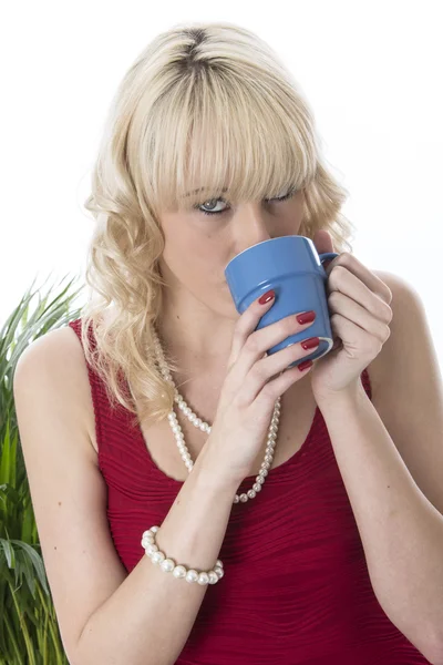 魅力的な若い女性はコーヒーを飲む — ストック写真