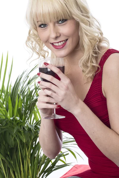 Junge Frau trinkt Rotwein — Stockfoto