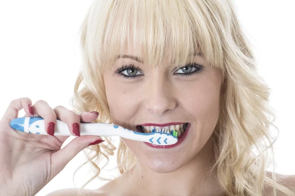 Çekici bir genç kadın diş fırçalama — Stok fotoğraf