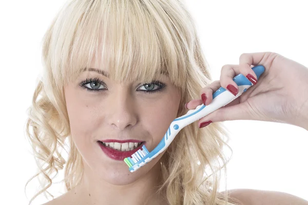 Atractiva mujer joven cepillándose los dientes — Foto de Stock