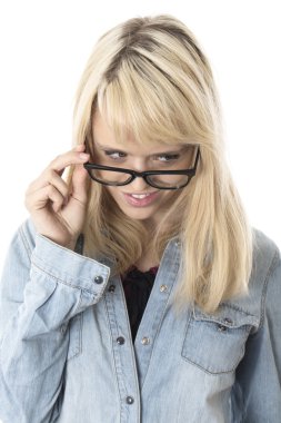 mutlu genç kadın gözlük