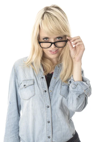Glad ung kvinna som bär glasögon — Stockfoto