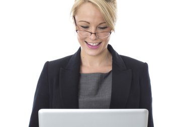 dizüstü bilgisayar kullanan iş kadını