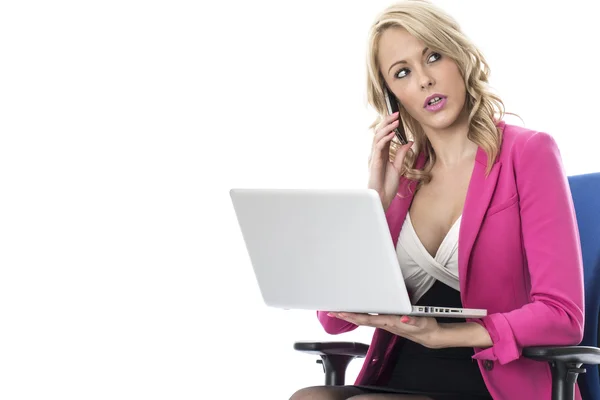 Joven mujer de negocios usando una computadora portátil —  Fotos de Stock