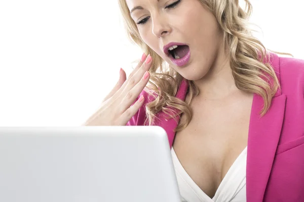 Annoiato giovane donna d'affari utilizzando un computer portatile — Foto Stock