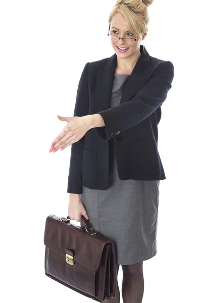 Podnikání žena, která nosí aktovku třes rukou — Stock fotografie