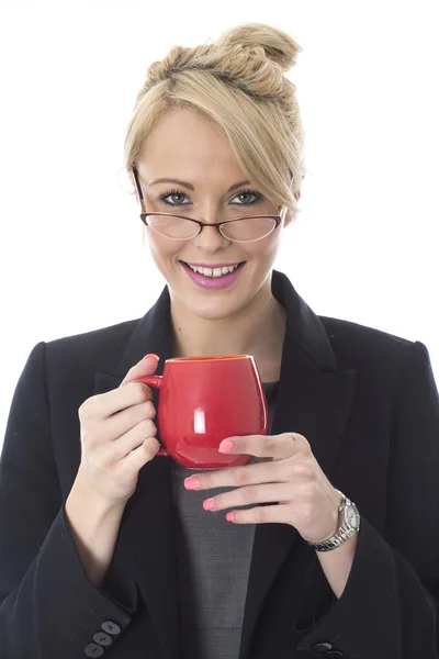 Joven mujer de negocios bebiendo una taza de té —  Fotos de Stock