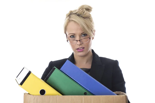 Zakenvrouw uitvoering van een doos van bestanden — Stockfoto