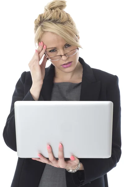 Γυναίκα των επιχειρήσεων χρησιμοποιώντας ένα φορητό υπολογιστή — Φωτογραφία Αρχείου