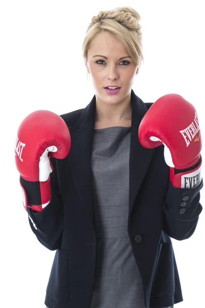 Деловая женщина в боксерских перчатках — стоковое фото