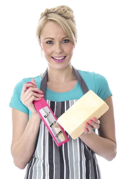 Jovem mulher ralar queijo — Fotografia de Stock