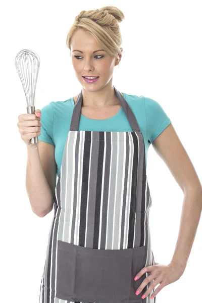 Mladá žena drží kuchyňský šlehač — Stock fotografie