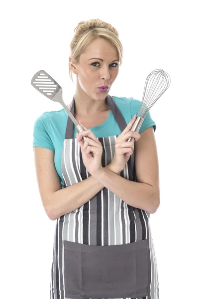 Jeune femme tenant une tranche de cuisine et un fouet — Photo