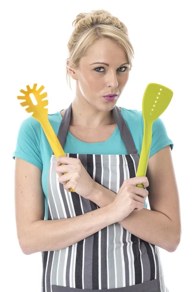 Mujer joven sosteniendo utensilios de cocina —  Fotos de Stock