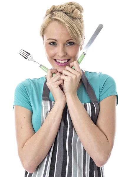 Mujer joven feliz sosteniendo cuchillo y tenedor —  Fotos de Stock