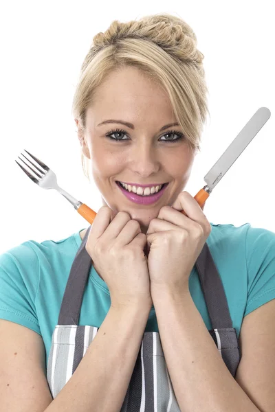 Mujer joven feliz sosteniendo cuchillo y tenedor —  Fotos de Stock