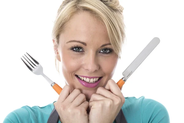 Mujer joven feliz sosteniendo cuchillo y tenedor —  Fotos de Stock