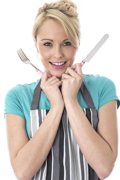 Mujer joven feliz sosteniendo cuchillo y tenedor —  Fotos de Stock