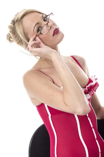 섹시 한 젊은 여성이 빨간 란제리 포즈 — 스톡 사진