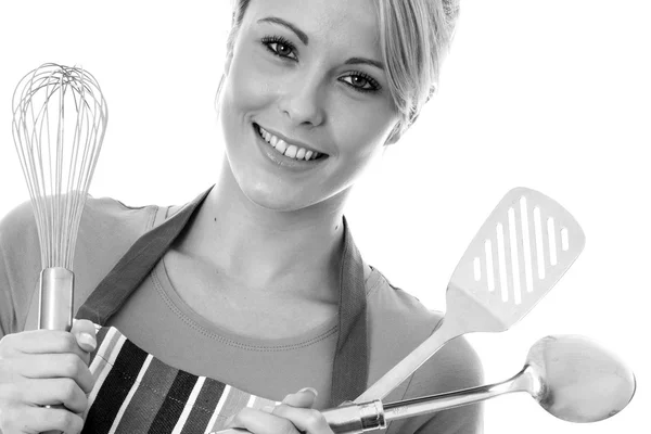 Jovem mulher atraente segurando utensílios de cozinha de aço inoxidável — Fotografia de Stock