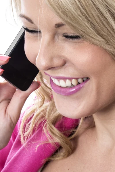 Junge Frau mit Mobiltelefon — Stockfoto