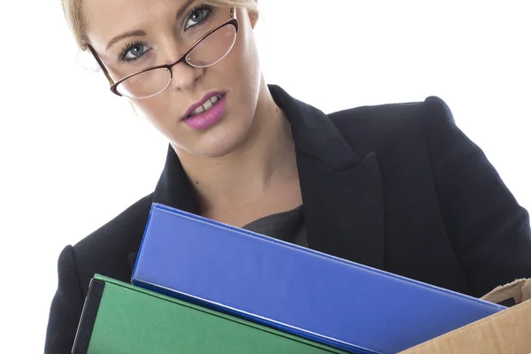 Jonge zakenvrouw draagt een doos met bestanden — Stockfoto