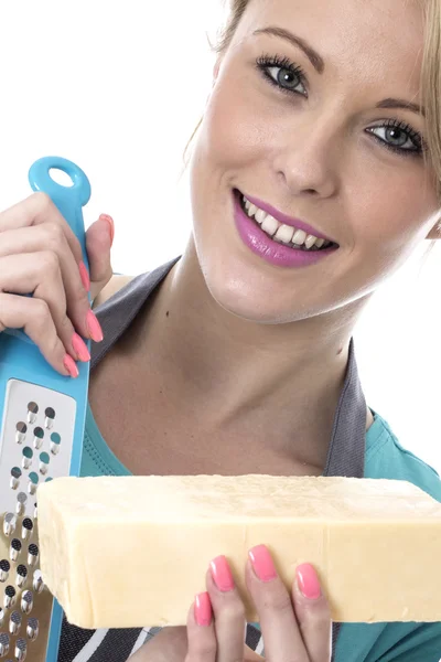 Attraktive junge Frau reibt Käse — Stockfoto