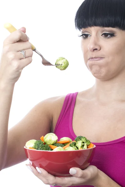 Jovem mulher comendo legumes — Fotografia de Stock