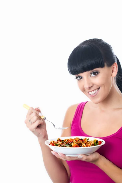 Junge Frau isst Nudelsalat — Stockfoto